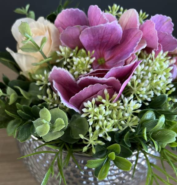 Blumengesteck in glänzender Hammerschlag-Vase |Handgemacht| Mooie Tijd